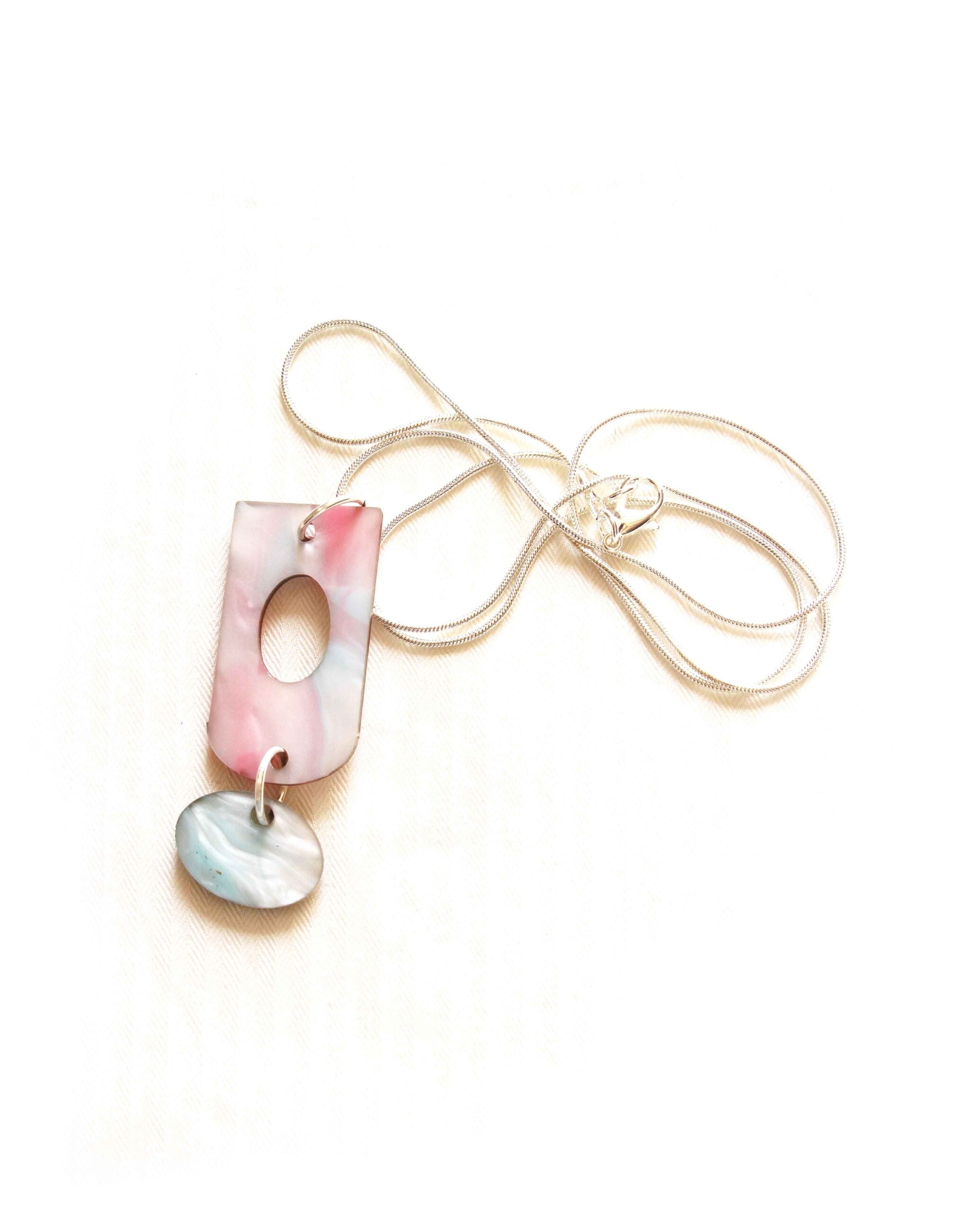Collar de resina marmolada rosa y turquesa con colgante doble-4